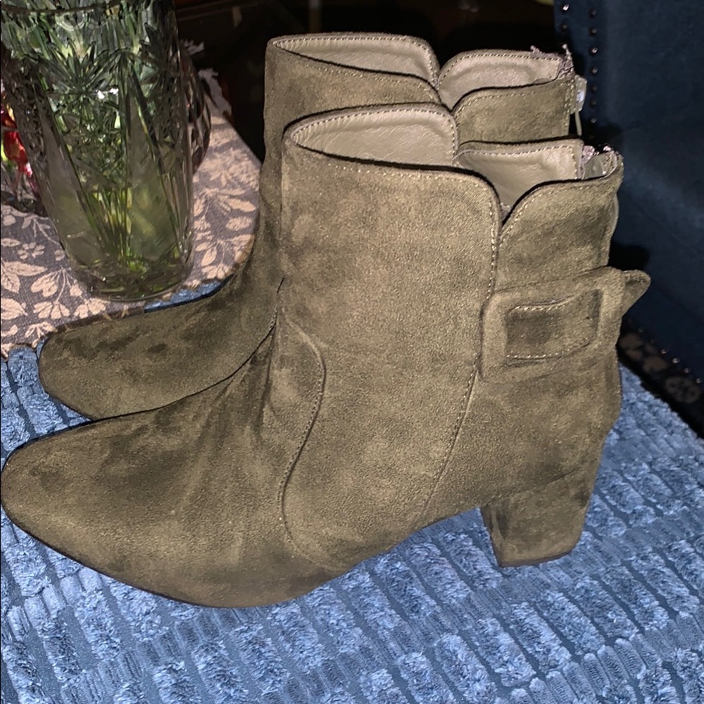 Olive green Women's Suede Ankle Boots (size 8W)